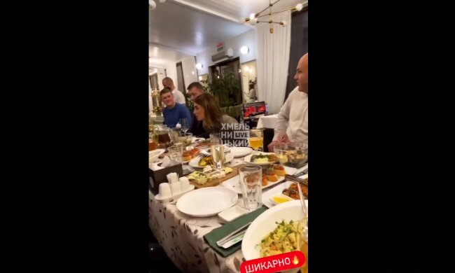 Хмельницького нардепа Лабазюка  засікли на розкішному бенкеті, українці розлютилися: "Карантин, кажете?"