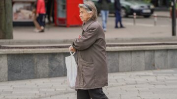 Пенсіонерка рахує гроші