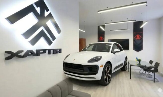 Porsche директорки та мільйони донатів: ЗМІ розповіли про фонд «Хартія» Кожемяка
