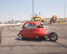 Триколісна BMW Isetta, скріншот: YouTube