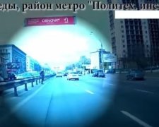 У Києві божевільний пішохід перелазив через відбійник (відео)