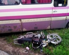 Маршрутчик "зніс" 16-річного мотоцикліста на Луганщині
