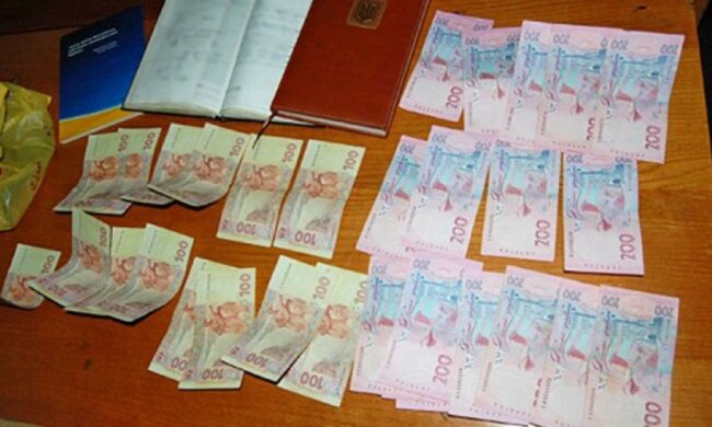 Голову виборчої комісії спіймали на хабарі (фото)