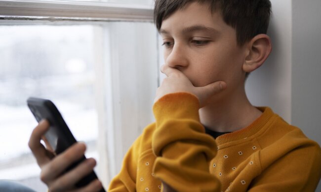 Дитина з телефоном. Фото з відкритих джерел