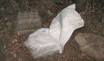 На кордоні затримали контрабандистів з піротехнікою і алкоголем (фото)