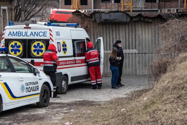 Под Киевом "скорая" оставила больного умирать под забором: нечеловеческая жестокость шокировала украинцев