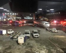 Десятки пасажирів опинилися в палаючому літаку: моторошне відео