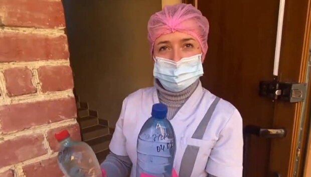 Из кранов украинцев шла вода с моющим средством, кадр из репортажа Спецкор на 2+2: YouTube