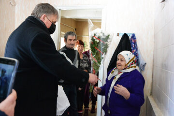 100-летняя хмельнитчанка пережила Сталина с Гитлером и улыбнулась гостям: "Украинки - самые сильные"