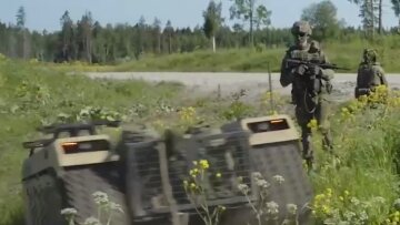 Боевой робот-эвакуатор. Фото: скриншот с видео