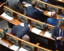 Вибухонебезпечна Рада: під час мінування парламенту Поплавський щось шукав у себе під столом