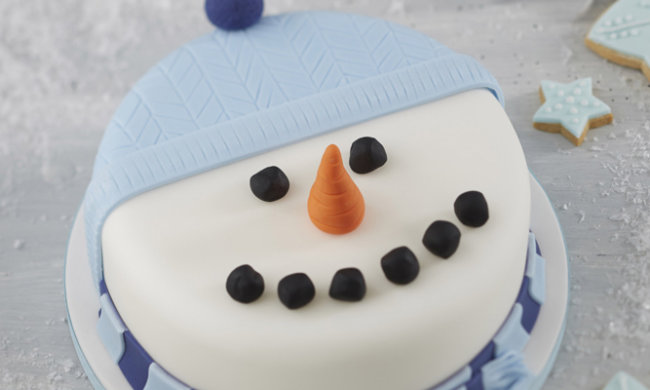 Новый год 2019: торт снеговик для праздничного настроения