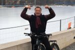 Арнольд Шварцнеггер похвастался своим хвостатым другом: видео из офиса