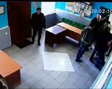 В Одеській області депутат "дав під зад" чиновнику в прямому сенсі: бійка потрапила на камеру відеоспостереження