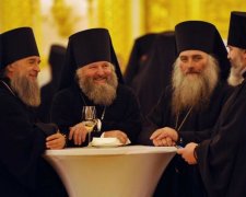 Алкоголь из-под ризы: московские попы спаивают подростков прямо в церкви