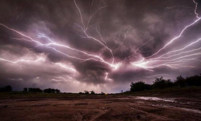 Американців налякала унікальна блискавка-щупальця