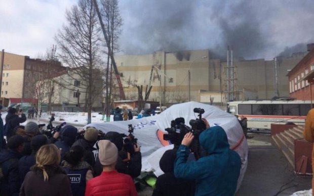 Адский огонь снова поглотил торговый центр в Кемерово