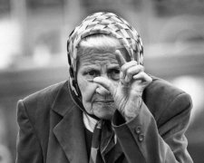 Одного українського пенсіонера годують двоє працівників