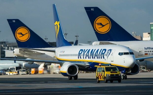 Boeing 737 авіакомпанії Ryanair спалахнув, як факел в повітрі: перші кадри з літака