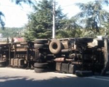 В Криму перевернулася вантажівка "Масандри"