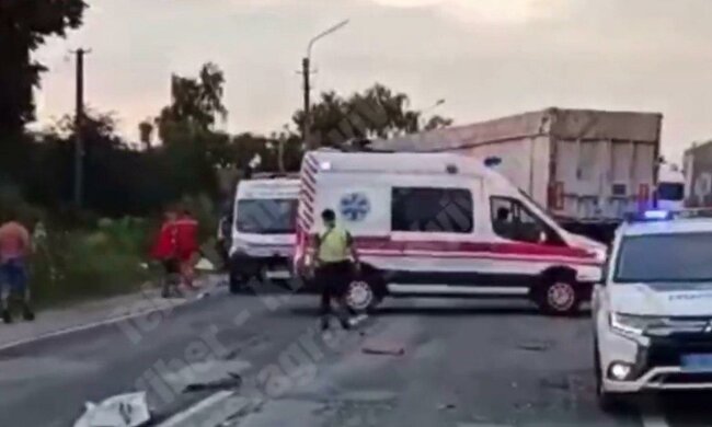 Під Києвом легковик зніс з дороги вантажівку та переповнений автобус — "Дитину забрали зі скалками в очах..."