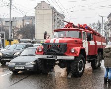 Шкода, горіли не комунальники: у Києві вогнеборці дорогою на виклик провалилися під асфальт