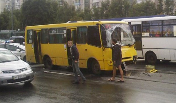 В Києві маршрутка влетіла в фуру (фото)