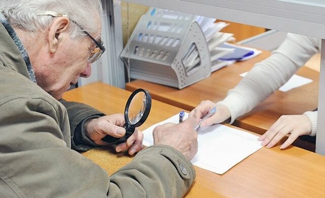 Зеленский оставит украинцев без пенсий, стипендий и субсидий: кому стоит приготовиться