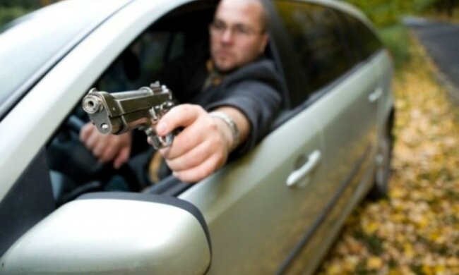 Полицейские поймали вооруженного водителя (фото)