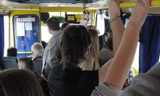 На Прикарпатті у чоловіка в маршрутці намагались вкрасти фотоапарат