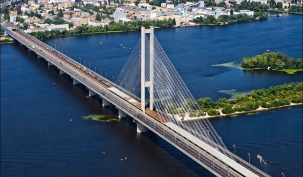 Ремонт моста занурить Київ у транспортний колапс