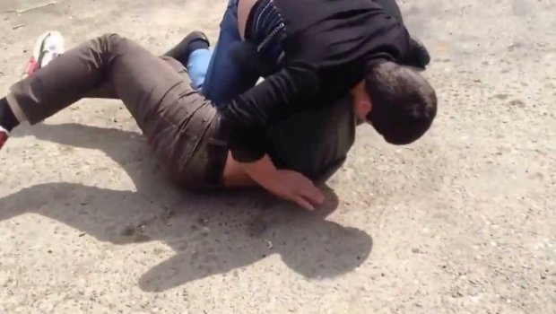 Двадцать хулиганов показали русский характер: поймали трех подростков, поставили на колени, избили, убежали