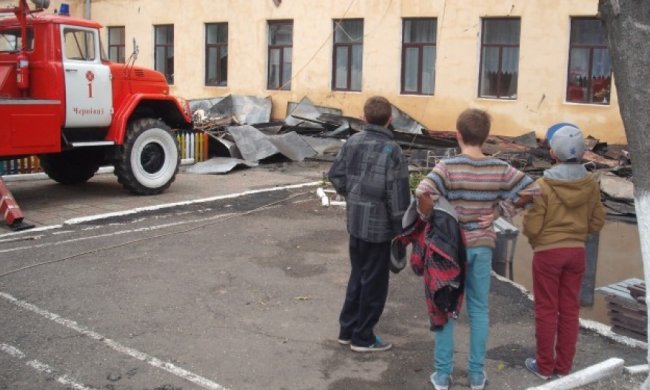 Школу на Винничине тушило все село
