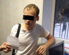 Активісти спіймали педофіла в жіночому одязі і вручили йому повістку (фото)