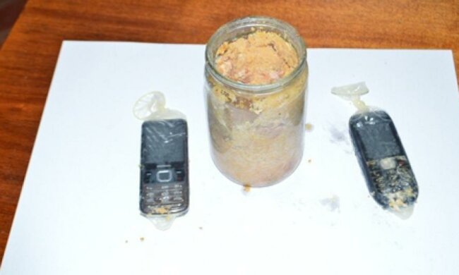 До тернопільської колонії передавали консерви з мобільними