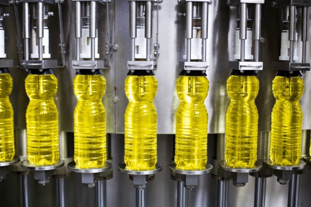 Вихлопні гази, бензин та менший об'єм: що насправді наливають виробники олії у пляшки
