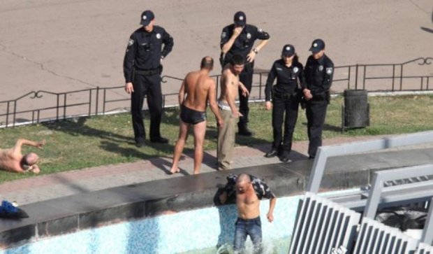 Киевская полиция "выловила" пьяных мужчин из фонтана (фото)
