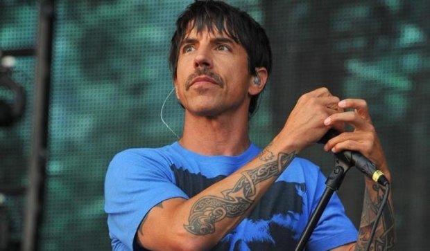 Солиста Red Hot Chili Peppers госпитализировали незадолго до киевского концерта