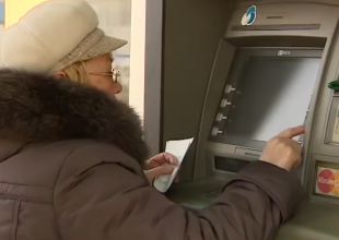 Отримання виплат. Фото: скрін youtube