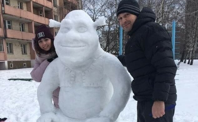 В Киеве отец с дочкой устроили "Звездные войны" в снегу: "Узнали Дарта Вейдера?"