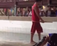 Як чоловік в басейні з крокодилами “купався” (відео)