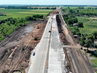 На Полтавщине строят первую в Украине бетонную дорогу