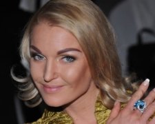 Волочкова уселась на шпагат на крыше лимузина