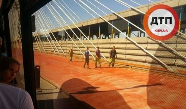 Поспішають і падають: киян обурив "енергійний" ремонт Південного моста (ФОТО)