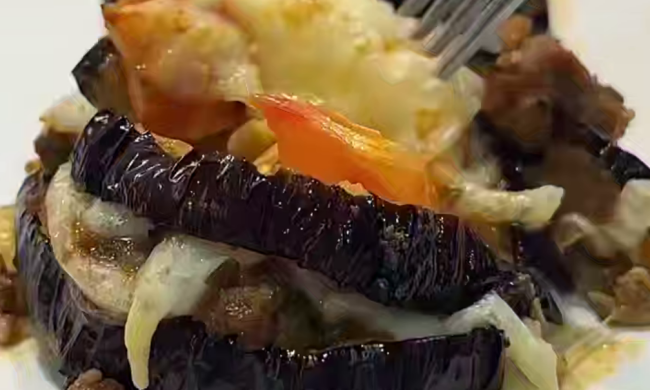 Баклажани з фаршем, кадр з відео