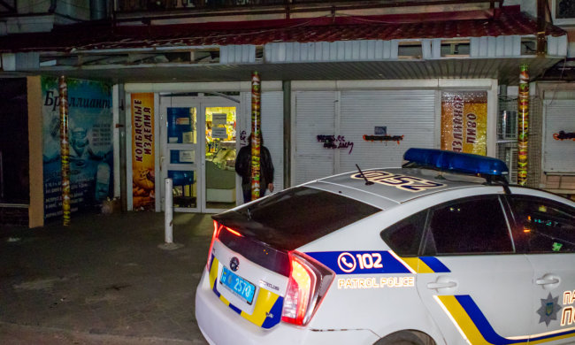 "Отдадите все!": в Киеве неуправляемая банда подростков разнесла магазин