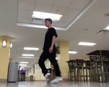 Ноги без костей: этот танцор превзошел "лунную походку" Майкла Джексона