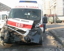 Маршрутка взяла на таран скорую помощь в Днепропетровске (фото)