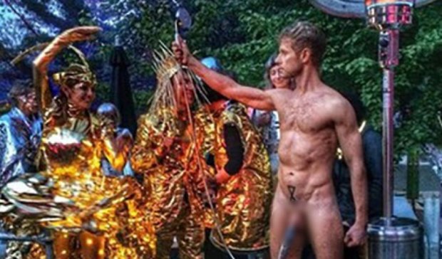 В Москве художник пришел на костюмированный фестиваль голышом