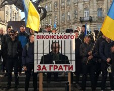 "Віконського за ґрати!": голову Нацполіції "поставили на коліна" у центрі Львова, скандальне відео